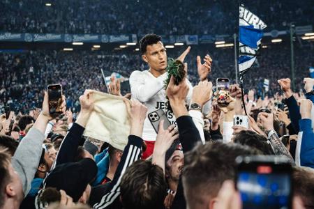 Mittendrin im Jubel-Chaos sind natürlich die Protagonisten des Erfolgs. Torjäger Davie Selke mutiert zum Feierbiest ...
