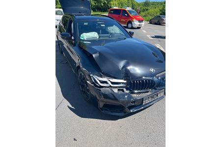 Der BMW stieß frontal in die Seite des Tiguan. Der BMW stieß frontal in die Seite des Tiguan.