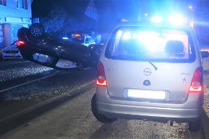 Stadt Delmenhorst: Verkehrsunfall mit zwei beteiligten Pkw ++ Pkw überschlägt sich ++ Verursacherin alkoholisiert