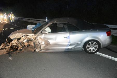 Der Audi stieß frontal mit einem entgegenkommenden Opel zusammen. Der Audi stieß frontal mit einem entgegenkommenden Opel zusammen.