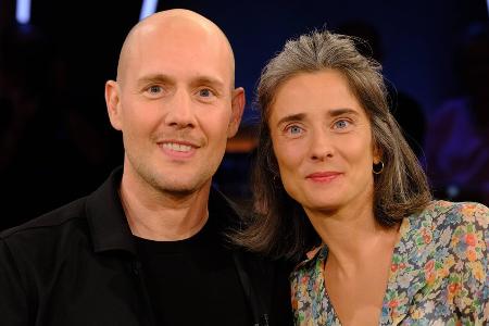 Oli.P und seine Ehefrau: Zurück ins Leben nach ihrer Hirntumor-OP Oli.P und seine Ehefrau: Zurück ins Leben nach ihrer Hirntumor-OP
