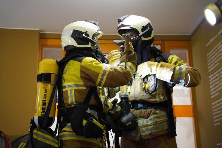© Feuerwehr Dresden
Symbolbild: Feuerwehrleute legen Atemschutz an. © Feuerwehr Dresden
Symbolbild: Feuerwehrleute legen Atemschutz an.