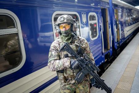Ein Soldat bewacht den Sonderzug, der Bundeskanzler Merz aus Kiew zurück nach Polen brachte.