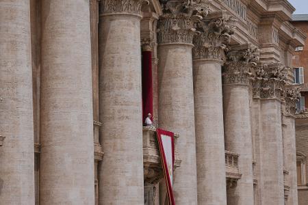 Erster Sonntagssegen des neuen Papstes. 