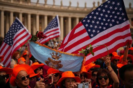 Auch US-Flaggen für den ersten Papst aus den Vereinigten Staaten waren zu sehen.