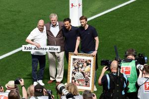 Bayer verabschiedet Erfolgscoach Alonso emotional