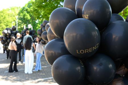 Bei einer Kundgebung für den von der Polizei erschossenen Lorenz steigen schwarze Ballons mit seinem Namen auf. Bei einer Kundgebung für den von der Polizei erschossenen Lorenz steigen schwarze Ballons mit seinem Namen auf.