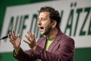 Grünen-Chef Banaszak kämpft für AfD-Verbotsverfahren