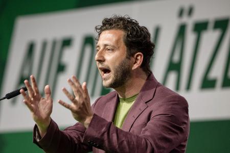 Der Grünen-Chef appelliert an die Union, den Weg für ein AfD-Verbotsverfahren freizumachen. Der Grünen-Chef appelliert an die Union, den Weg für ein AfD-Verbotsverfahren freizumachen.
