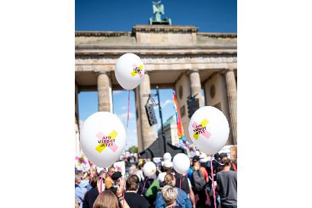 Tausende gehen für AfD-Verbot auf die Straße