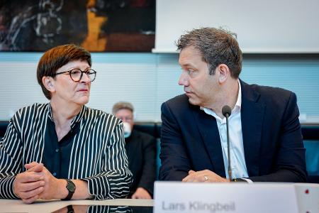 Klingbeil dankt Esken für die Zusammenarbeit. (Archivbild)