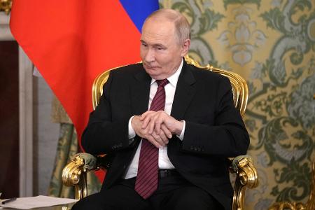Putin hatte direkte Friedensgespräche ab Donnerstag angeboten, sich aber nicht explizit über seine eigene Teilnahme geäußert. 