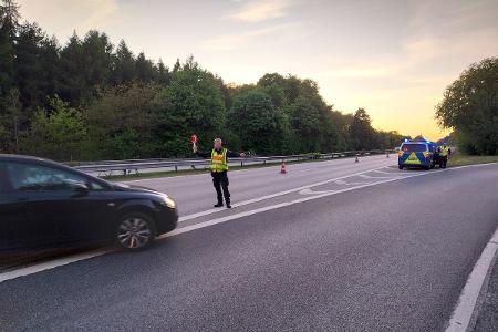 Herauswinken eines Fahrzeugs, Quelle: Polizeidirektion Bad Segeberg Herauswinken eines Fahrzeugs, Quelle: Polizeidirektion Bad Segeberg