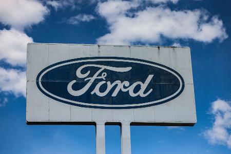 Ein Ford-Logo bei gutem Wetter - die wirtschaftlichen Perspektiven sind aber düster für das Autogeschäft in Deutschland. Ein Ford-Logo bei gutem Wetter - die wirtschaftlichen Perspektiven sind aber düster für das Autogeschäft in Deutschland.