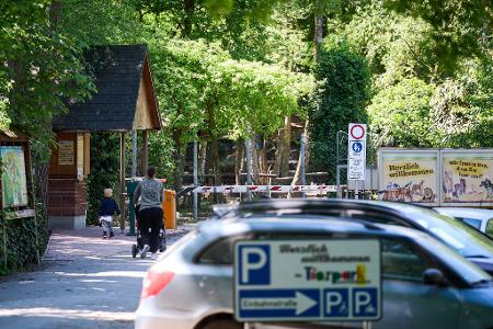 Der Eingang und Parkplatz zum Tierpark Nadermann im ostwestfälischen Delbrück. Hier hatte am Morgen ein Tiger eine Mitarbeiterin gebissen und verletzt. Der Eingang und Parkplatz zum Tierpark Nadermann im ostwestfälischen Delbrück. Hier hatte am Morgen ein Tiger eine Mitarbeiterin gebissen und verletzt.
