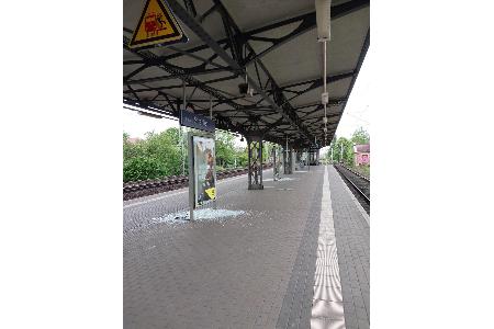 zerstörte Werbetafeln zerstörte Werbetafeln