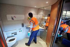 Fahrgäste von dreckigen Zügen und wenigen Toiletten genervt