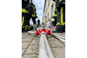 Zimmerbrand in Mehrfamilienhaus | Feuerwehr verhindert Ausbreitung auf gesamtes Dachgeschoss