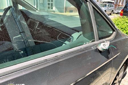 An dem VW Golf wurde der rechte Außenspiegel abgerissen und die Beifahrertür eingedellt. An dem VW Golf wurde der rechte Außenspiegel abgerissen und die Beifahrertür eingedellt.