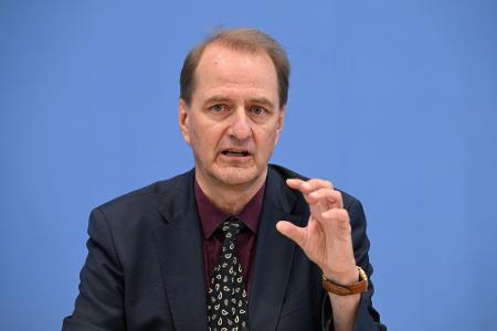 Andere Themenbereiche haben laut einer Studie des Umweltbundesamtes in der Wahrnehmung vieler Menschen an Dringlichkeit gewonnen. Andere Themenbereiche haben laut einer Studie des Umweltbundesamtes in der Wahrnehmung vieler Menschen an Dringlichkeit gewonnen.
