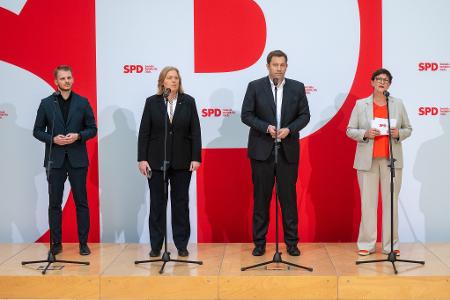 Neue erste Reihe bei der SPD: Tim Klüssendorf, Bärbel Bas und Lars Klingbeil. Die außen stehende Co-Parteichefin Saskia Esken tritt nicht mehr an. Neue erste Reihe bei der SPD: Tim Klüssendorf, Bärbel Bas und Lars Klingbeil. Die außen stehende Co-Parteichefin Saskia Esken tritt nicht mehr an.