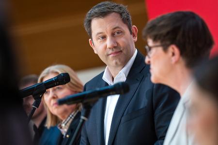 Lars Klingbeil dankt Saskia Esken für die Zusammenarbeit.