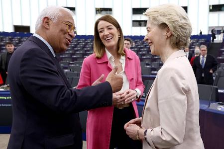 Zu dritt 200 Kilometer im Charter-Jet: Costa, Metsola und von der Leyen. Zu dritt 200 Kilometer im Charter-Jet: Costa, Metsola und von der Leyen.