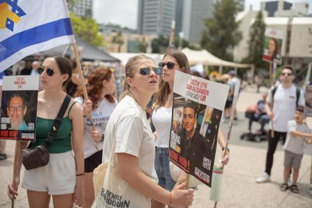 Angehörige und Unterstützer der Geiseln versammelten sich in Israel vor der Freilassung einer Geisel. Angehörige und Unterstützer der Geiseln versammelten sich in Israel vor der Freilassung einer Geisel.