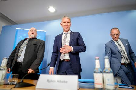 Höcke sieht Gutachten auch als wichtig für Rechtsstreit der Bundes-AfD. Höcke sieht Gutachten auch als wichtig für Rechtsstreit der Bundes-AfD.