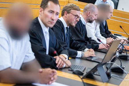In dem Korruptionsprozess vor dem Landgericht Hannover ist der Boxtrainer (links) des verdächtigen Staatsanwalts mitangeklagt. (Archivbild)