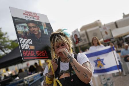 In Tel Aviv versammelten sich Menschen, um die Freilassung gemeinsam zu verfolgen. In Tel Aviv versammelten sich Menschen, um die Freilassung gemeinsam zu verfolgen.