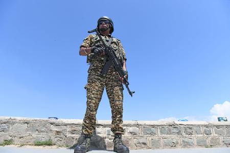 Zwischen Indien und Pakistan gilt seit Samstag eine Waffenruhe - die wohl durch US-Druck im Bereich der Handelspolitik entstanden ist. Zwischen Indien und Pakistan gilt seit Samstag eine Waffenruhe - die wohl durch US-Druck im Bereich der Handelspolitik entstanden ist.