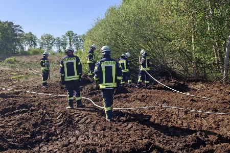 Feuerwehrkräfte bei der Brandbekämpfung Feuerwehrkräfte bei der Brandbekämpfung