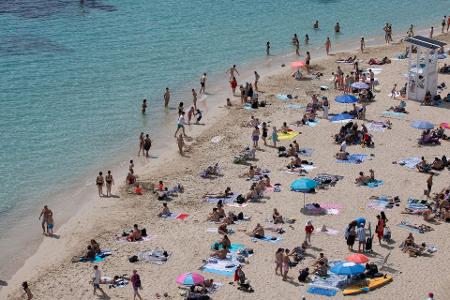 Im vergangenen Winter zog es wieder viele deutsche Urlauberinnen und Urlauber nach Spanien. (Symbolbild) Im vergangenen Winter zog es wieder viele deutsche Urlauberinnen und Urlauber nach Spanien. (Symbolbild)