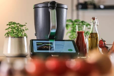 Ein Thermomix bei einer Präsentation - das Küchengerät des Herstellers Vorwerk wird im Direktvertrieb verkauft. Ein Thermomix bei einer Präsentation - das Küchengerät des Herstellers Vorwerk wird im Direktvertrieb verkauft.