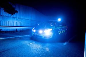 Ohne Führerschein und unter Drogeneinfluss: Motorradfahrer kollidiert mit geparktem Auto - 2505051