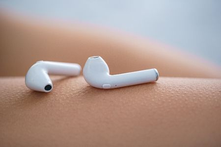 Kopfhörer liegen auf nackter Gänsehaut