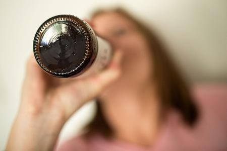 Ein Bier oder ein Wein zum Feierabend - oder auch zwei, drei: Frauen trinken zunehmend wie Männer. Zum Teil mit den gleichen, aber auch mit spezifischen Risiken für die körperliche und seelische Gesundheit. 