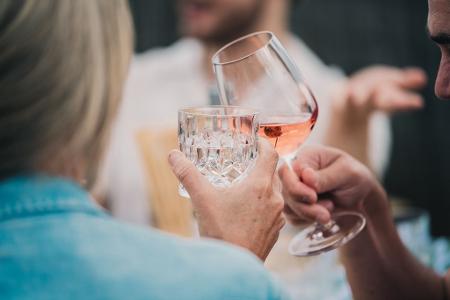 Keinen Alkohol mehr zu trinken, kann herausfordernd sein - gerade wenn im Umfeld getrunken wird. 