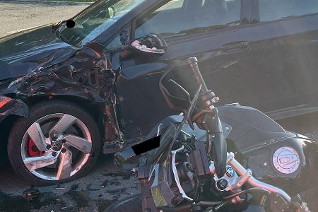 Auto und Motorrad wurden stark beschädigt. Foto: Polizei Minden-Lübbecke Auto und Motorrad wurden stark beschädigt. Foto: Polizei Minden-Lübbecke