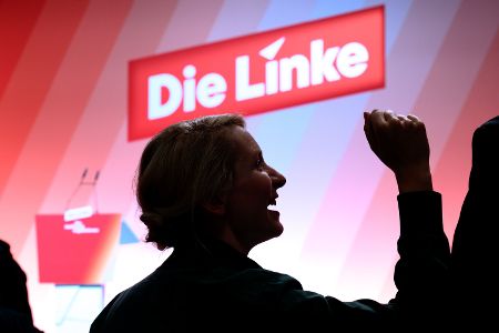 Damit könne das gesetzliche Rentenniveau von heute 48 auf 53 Prozent steigen. 