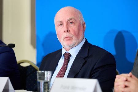 Der Deutsche Beamtenbund (dbb) lehnte den Vorstoß von Ministerin Bas umgehend ab. 