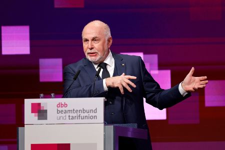 Ein Einbeziehen der Beamtinnen und Beamten hätte zur Folge, dass die Dienstherren den Arbeitgeberanteil zur Rentenversicherung zusätzlich zu tragen hätten. Zugleich müssten die Bruttobezüge der Beamtinnen und Beamten im Hinblick auf eine Beitragspflicht angehoben werden, erläuterte Silberbach.