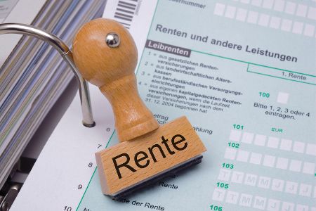 Diese wird zunächst einmal durch Beiträge von Arbeitnehmern und Arbeitgebern finanziert. Da diese aber nicht ausreichen, kommen Milliarden-Zuschüsse aus dem Bundeshaushalt dazu.