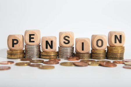 Beamte, Richter, Berufssoldaten und andere Beschäftigte im öffentlichen Dienst erhalten dagegen nach dem Ausscheiden aus dem Dienst eine Pension, die ganz vom Staat finanziert wird.