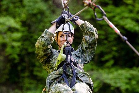 Besuch beim Militär: Königin Máxima traut sich an die Seilrutsche Besuch beim Militär: Königin Máxima traut sich an die Seilrutsche