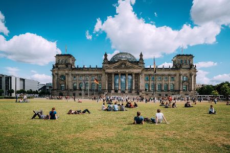 Der Staat trägt auch die Altersentschädigung von Abgeordneten, da für sie während ihrer Zeit im Parlament keine Beiträge an die gesetzliche Rentenversicherung gezahlt werden.