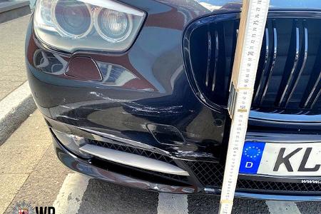 Der BMW wurde an der Frontstoßstange beschädigt. Der Verursacher machte sich aus dem Staub. Wer kann Hinweise geben? Der BMW wurde an der Frontstoßstange beschädigt. Der Verursacher machte sich aus dem Staub. Wer kann Hinweise geben?