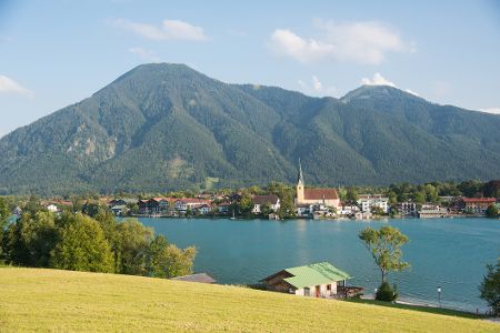 Blick auf den Ort Tegernsee am Tegernsee