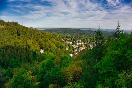 Blick auf Friedrichsroda zwischen Bergen im Wald